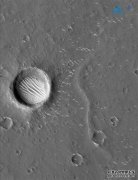 天问一号拍摄到高清火星影像图：火星撞击坑清晰可见