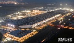 航拍显示特斯拉上海超级工厂内停放有大量Model 3和Model Y